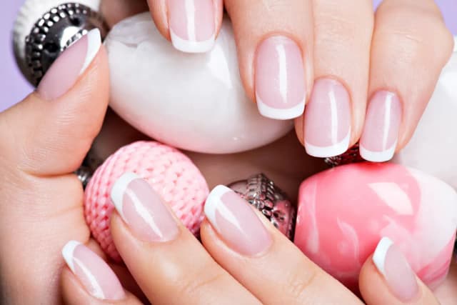 Ile kosztuje manicure francuski? Sprawdź ceny i ukryte koszty Ile kosztuje manicure francuski? Sprawdź ceny i ukryte koszty