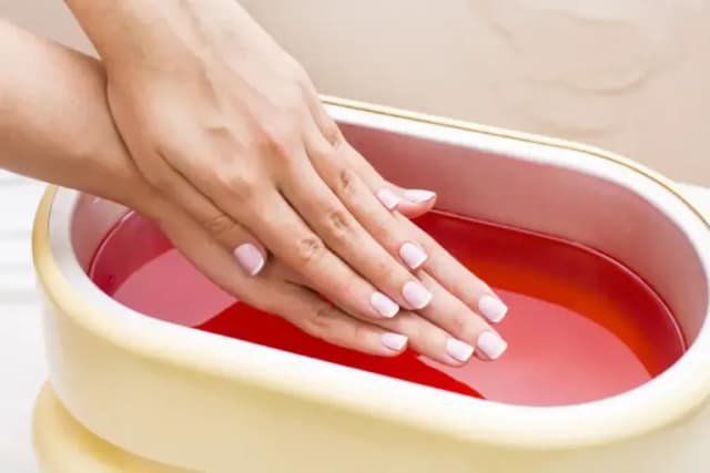 Parafina na dłonie przed czy po manicure? Oto prawda, którą musisz znać Parafina na dłonie przed czy po manicure? Oto prawda, którą musisz znać